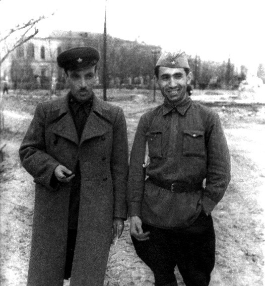 Кинооператоры Л. Мазрухо и Г. Асланов. 1942 год. Фото из архива А.Б. Мазрухо.