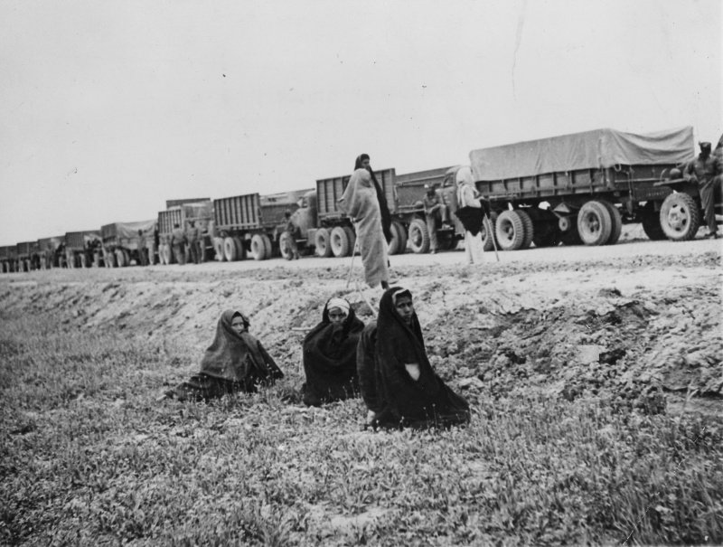 Колонна американских военных грузовиков, осуществляющих перевозки по ленд-лизу в СССР. Иран. 1942 год. Фото: Общественное достояние.