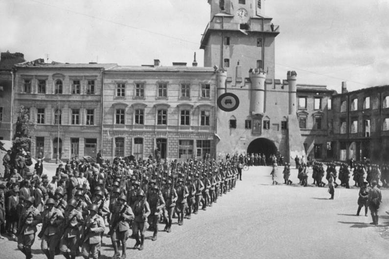 Советские воины в освобожденном Люблине. 24 июля 1944 г.