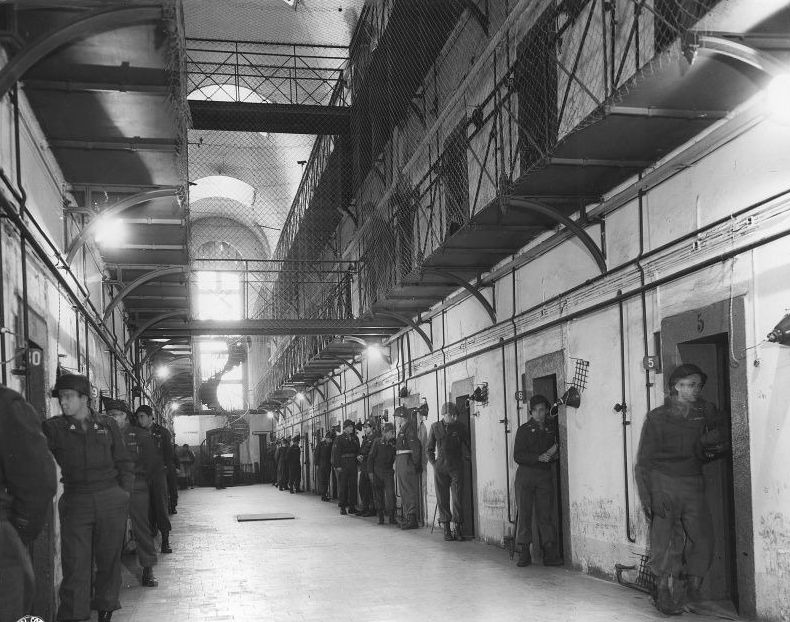 Вид на коридор тюрьмы Нюрнберга, где содержались главные нацистские преступники, круглосуточное наблюдение за которыми вели охранявшие тюрьму американские солдаты. Нюренберг (1945 - 1946).