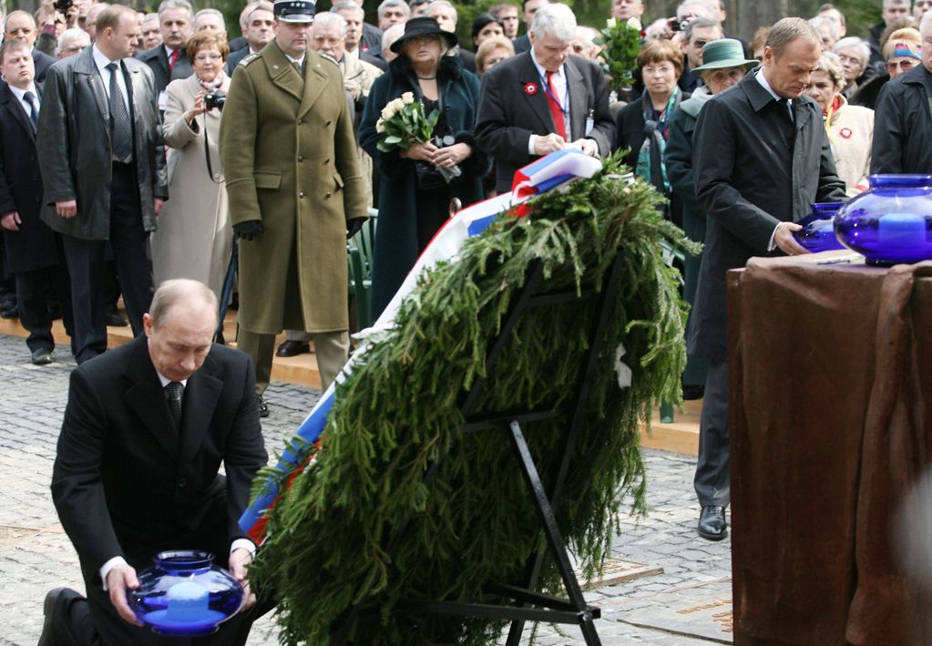 Путин возлагает венки на польском военном кладбище в Катыни.