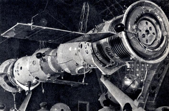 Натуральный макет первой в мире экспериментальной космической станции, созданной на орбите после стыковки кораблей Союз-4 и Союз-5.