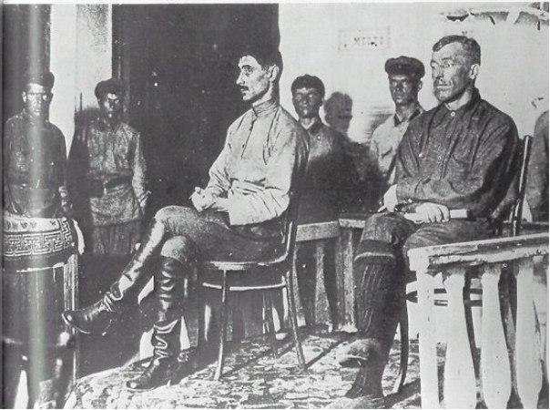 Б.В. Анненков (на фото слева) и  Н. А. Денисов в зале суда. Август 1927 год.