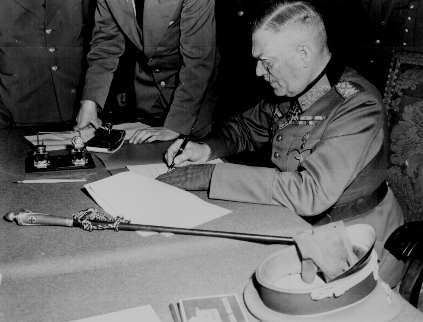 Генерал-фельдмаршал Вильгельм Кейтель подписывает акт о безоговорочной капитуляции германского вермахта в штабе 5-й ударной армии в Карлсхорсте, Берлин. 08 мая 1945.