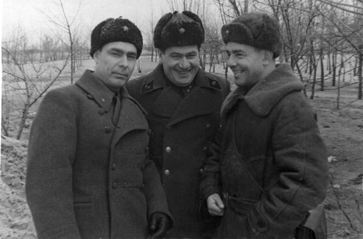 На фото (слева направо): начальник политотдела полковник Л.И. Брежнев и начальник Политуправления 18-й Армии генерал А. Мамонов с кинооператором М. Трояновским. Весна 1943 года.