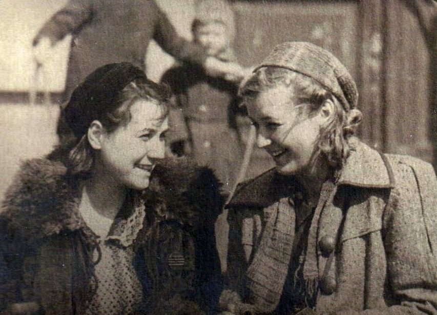 Москва, апрель 1943 год. Две знаменитые красавицы ЦСДФ, две Галины – Захарова (слева) и Смирнова (через пару лет она станет Монгловской). Фото из личного архива Екатерины Андриканис.