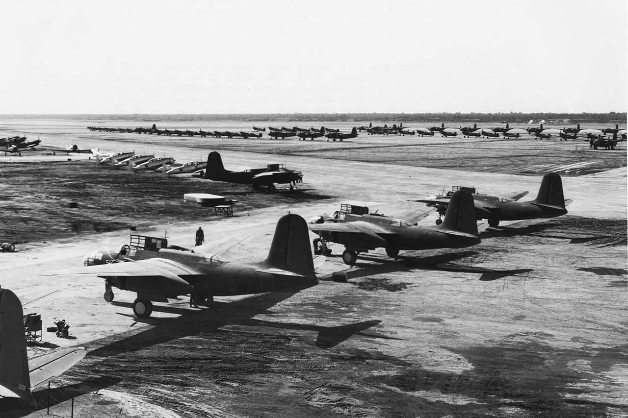 Американские самолёты, предоставлявшиеся по программе ленд-лиза, ждут передачи союзникам на аэродроме Абадана. 1942 год. Фото: Общественное достояние.