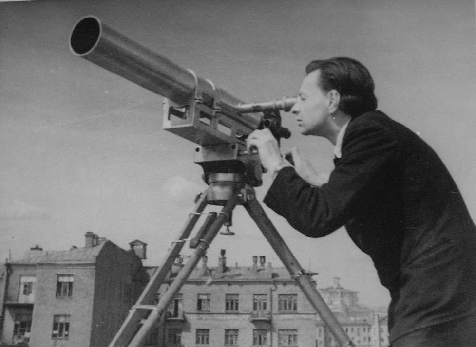 Аппарат-телескоп. Лихов переулок, д. 6. 1943 год. На фото: инженер Гордийчук. Фото из архива автора.