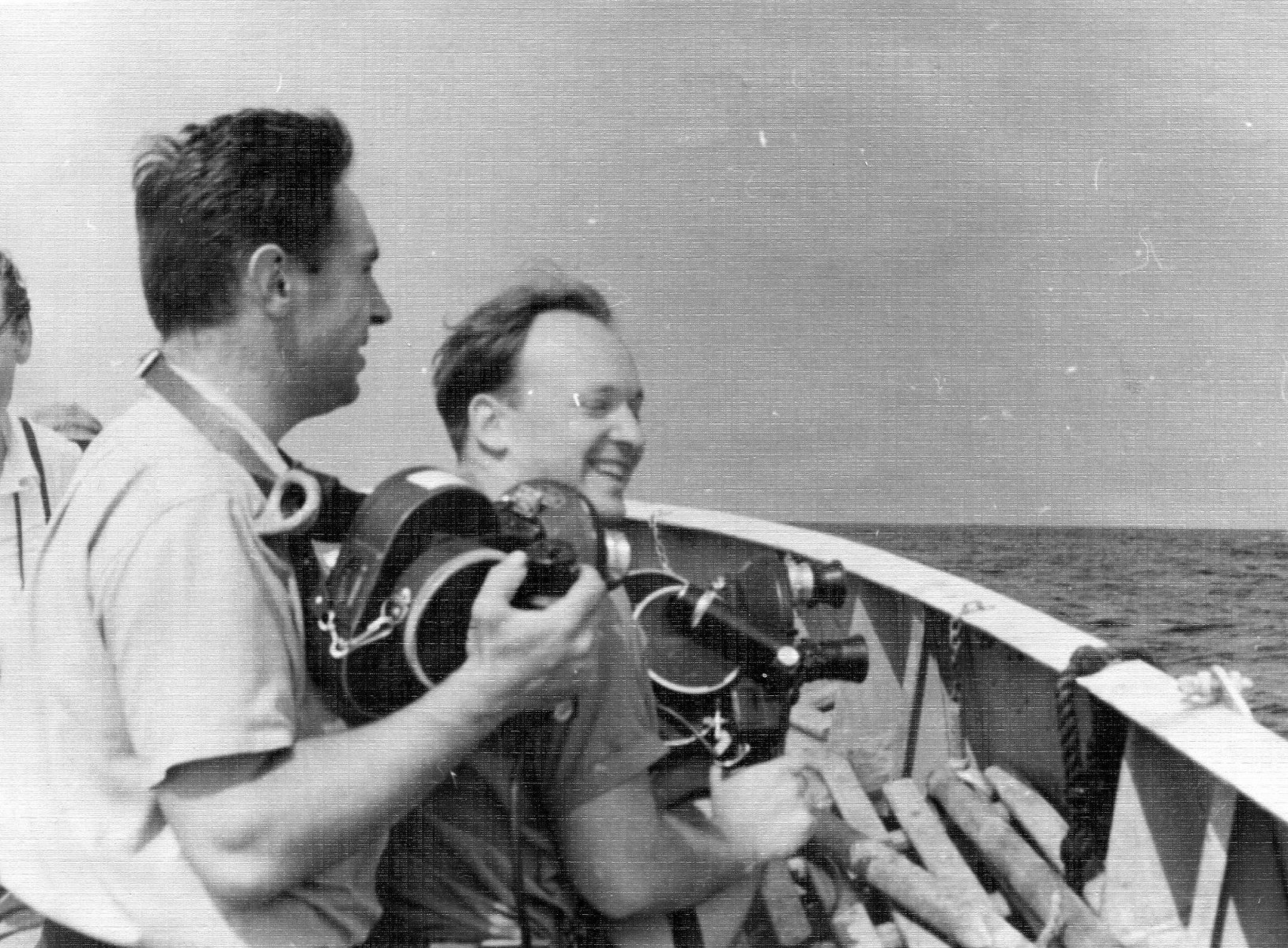 На фото (слева направо): кинооператоры Олег Арцеулов и Владлен Трошкин. Конго. 1961 год. Фото из личного архива Константина Арцеулова.