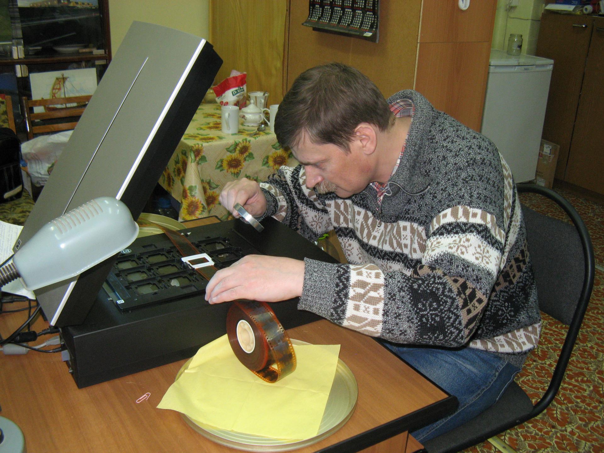 Ведущий инженер РГАКФД Горчаков С.Б. покадрово сканирует изображение кинопленки. 