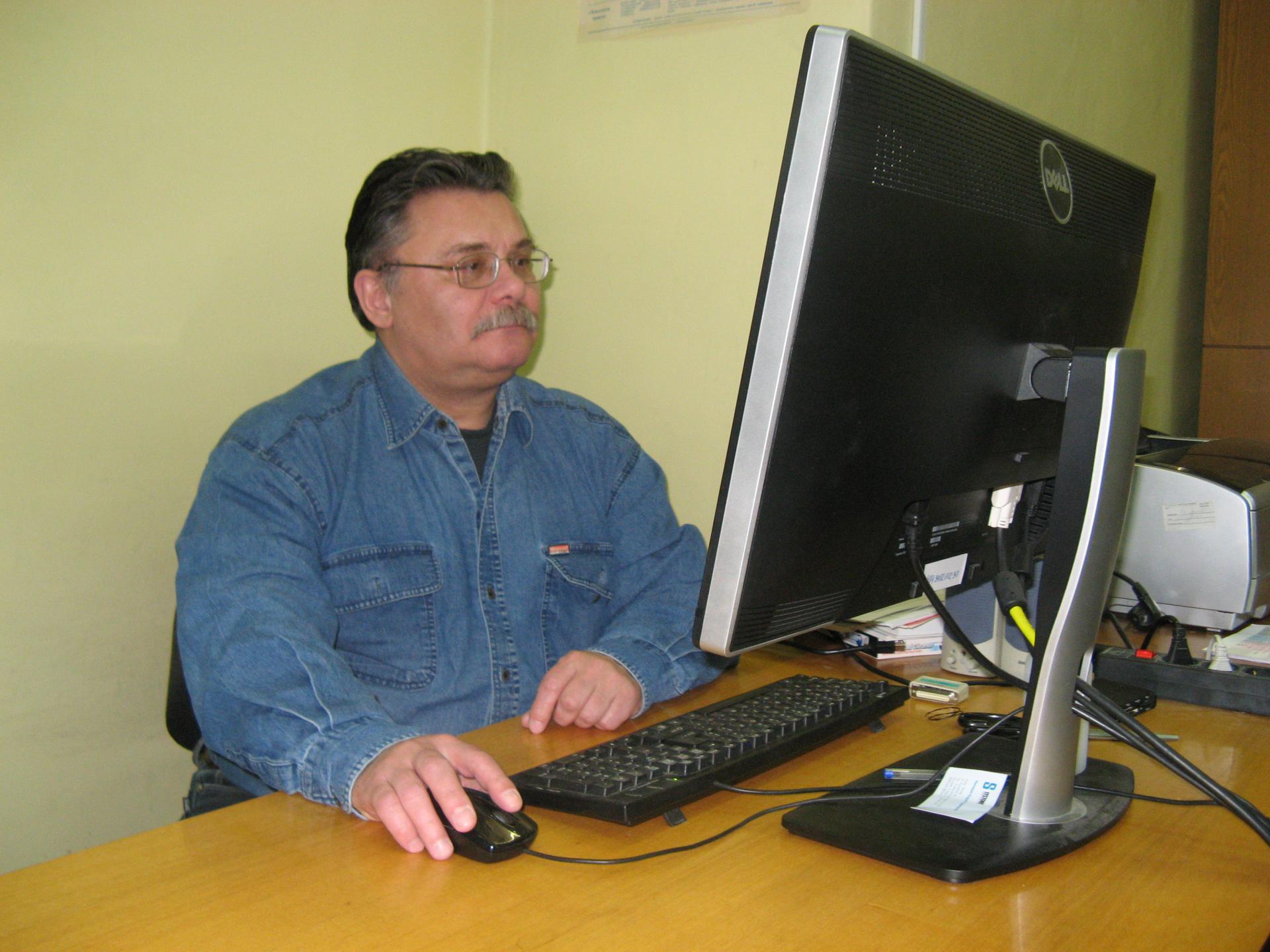 Ведущий инженер РГАКФД Комаров А.В. синхронизирует отсканированные изображения кадров кинофильма.