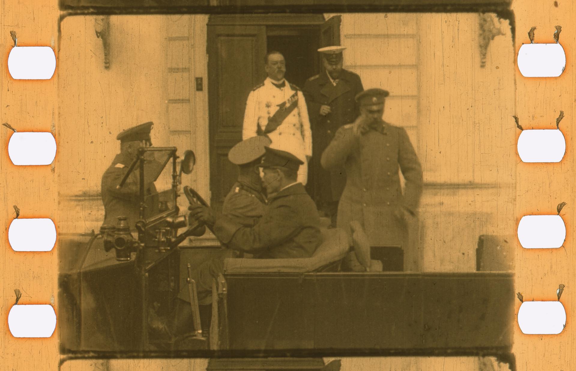 Великий князь Георгий Михайлович садится в автомобиль (1-й справа), его провожают нижегородский губернатор А.Ф. Гирс (в центре) и губернский предводитель дворянства М.С. фон Брин (в белом мундире) (кадр из фильма).