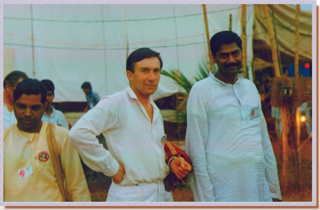 Олег Купчинский и доктор Нигам в лагере сахаджа-йогов. Ганапатипули (Индия), январь 1990 года.