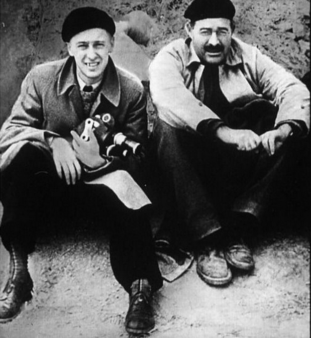На фото: Роман Кармен и Эрнест Хэмингуэй на командном пункте 12-й интербригады во время боев на Хараме. 1937 год.