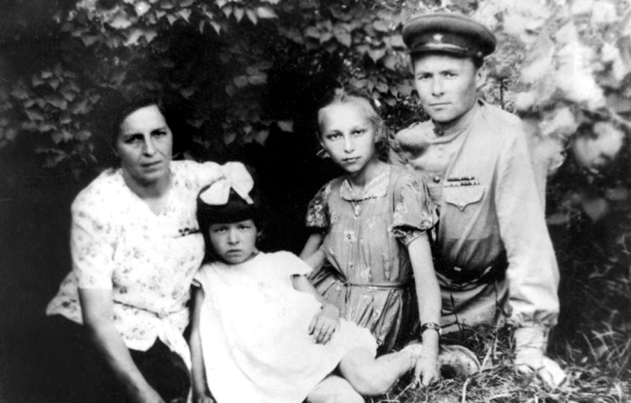 Тамара Ефимовна и Александр Климентьевич, София (справа) и Елена Котраховы. Краснодар, 1946 год. 