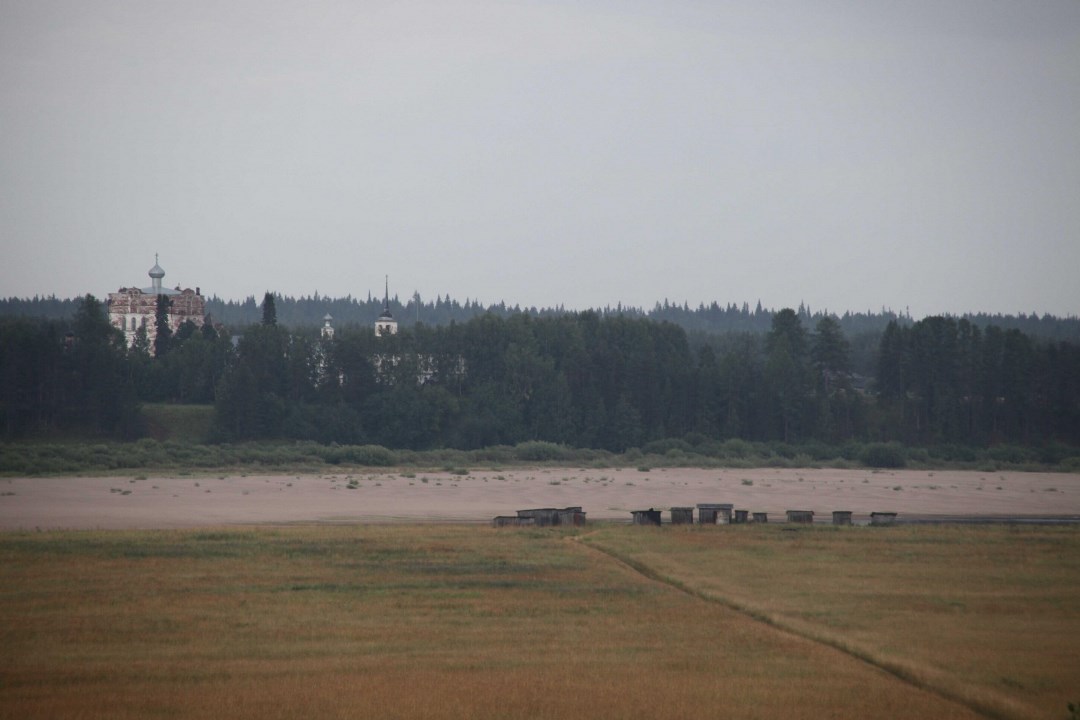 Вид на Артемиево-Веркольский монастырь от дома и могилы писателя Ф. Абрамова. Веркола, август 2011 года.