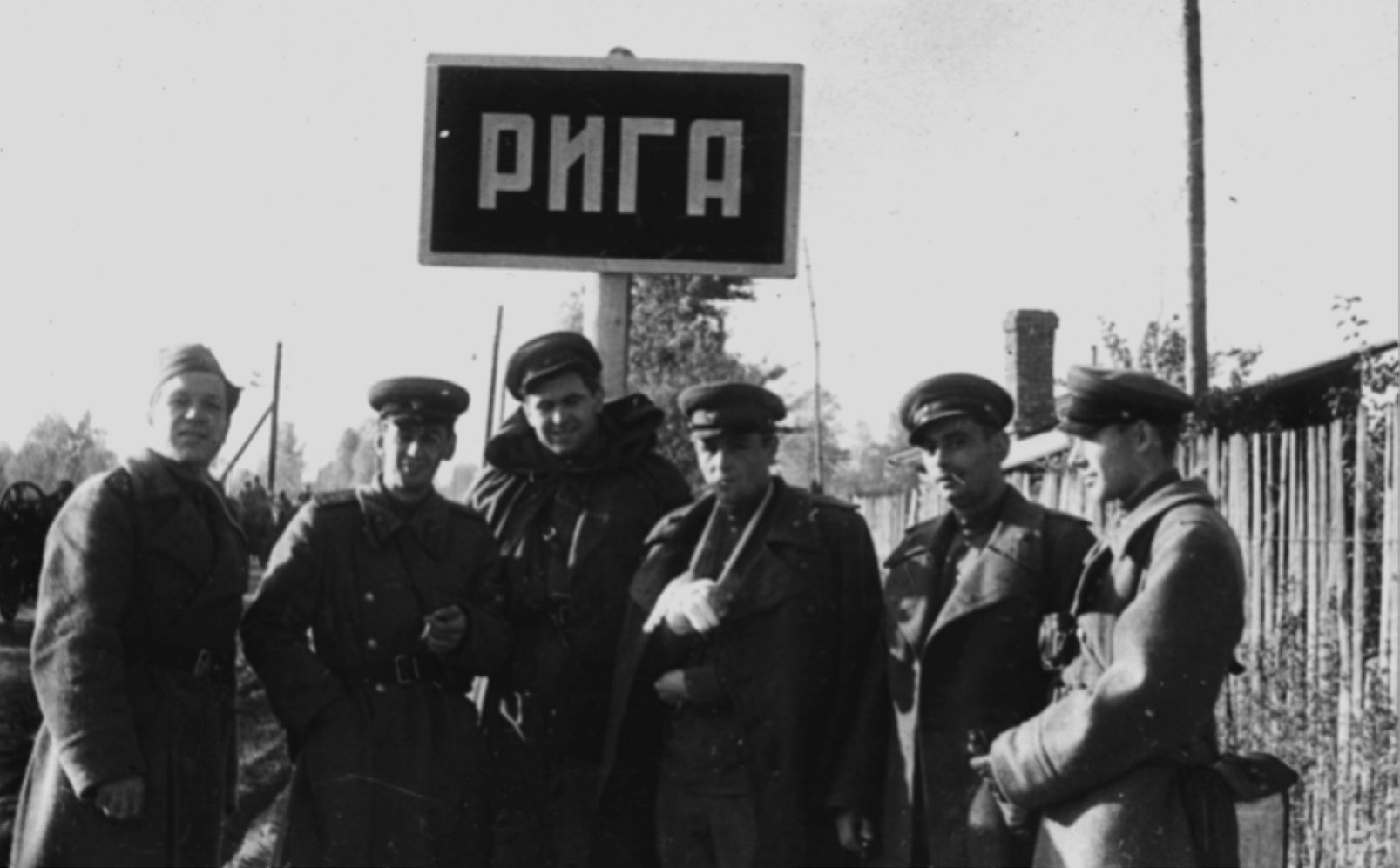 Киногруппа 3-го Балтийского фронта. На фото: оператор Л. Изаксон (второй слева), начальник фронтовой киногруппы Рафаил Гиков (второй справа). Фото из частного архива.