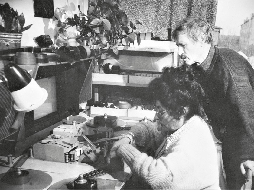 В монтажной киностудии Минобороны СССР Г. Чистякова и В. Орехов. 1983 год.