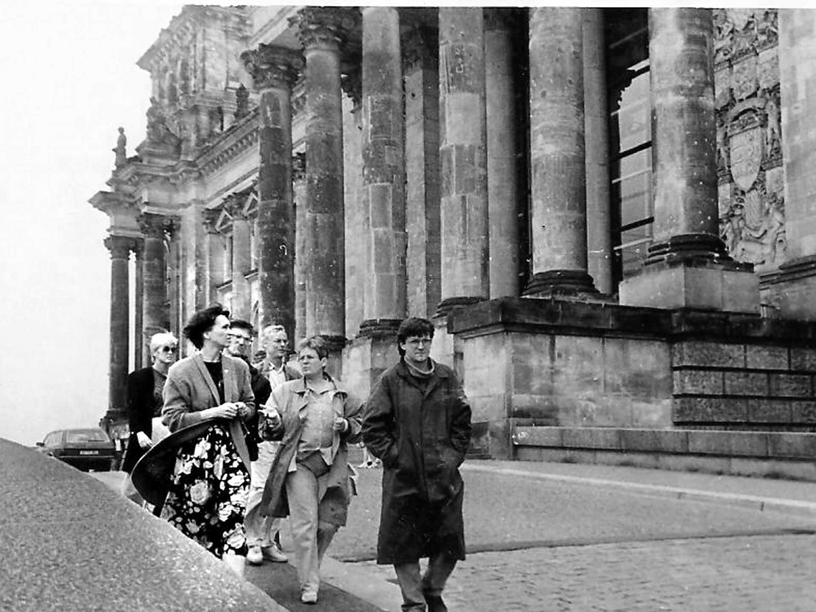  Ирина Пахомова (слева на фото) во время съемок в Берлине (период  падения Берлинской стены). Октябрь - ноябрь 1989 года. Фото из личного архива.