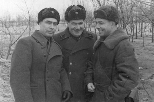 На фото (слева направо): начальник политотдела полковник Л.И. Брежнев и начальник Политуправления 18-й Армии генерал А. Мамонов с кинооператором М. Трояновским. Весна 1943 года.