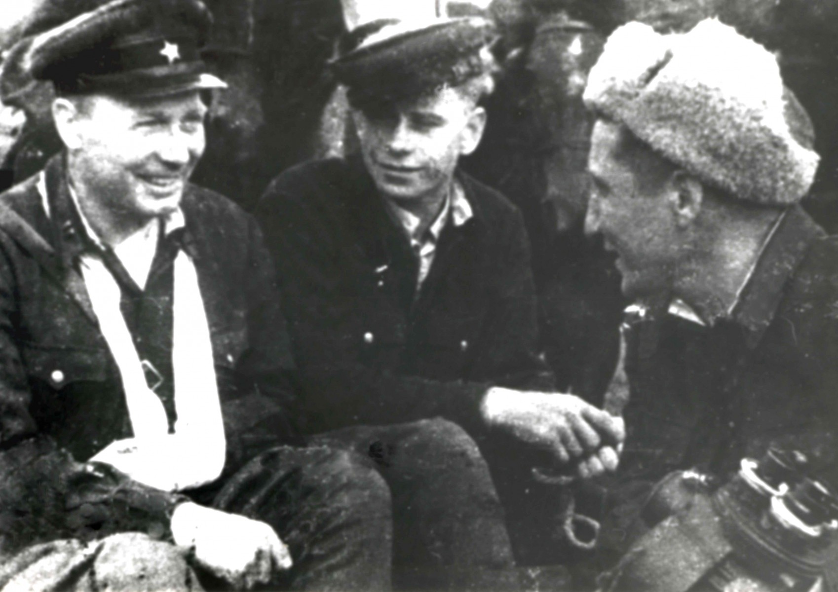 Николай Быков (справа) у партизан. Фото из архива В.И. Фомина.