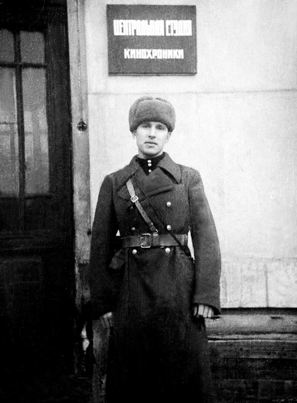 В конце 1941 года Центральная студия кинохроники была эвакуирована из Москвы на базу Куйбышевской студии кинохроники. Кинооператор Н.П. Киселёв у входа в киностудию.