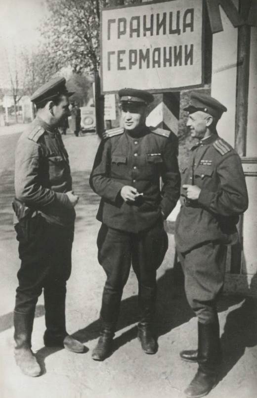 Советские военные корреспонденты (слева направо): В.А. Тёмин, Б.Л. Горбатов и Р.Л. Кармен. Апрель-май 1945 года. Источник фото: МАММ / МДФ.