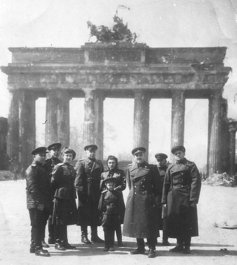 Зарелуа Владимир Евктимович (второй справа). Берлин, май 1945 года.