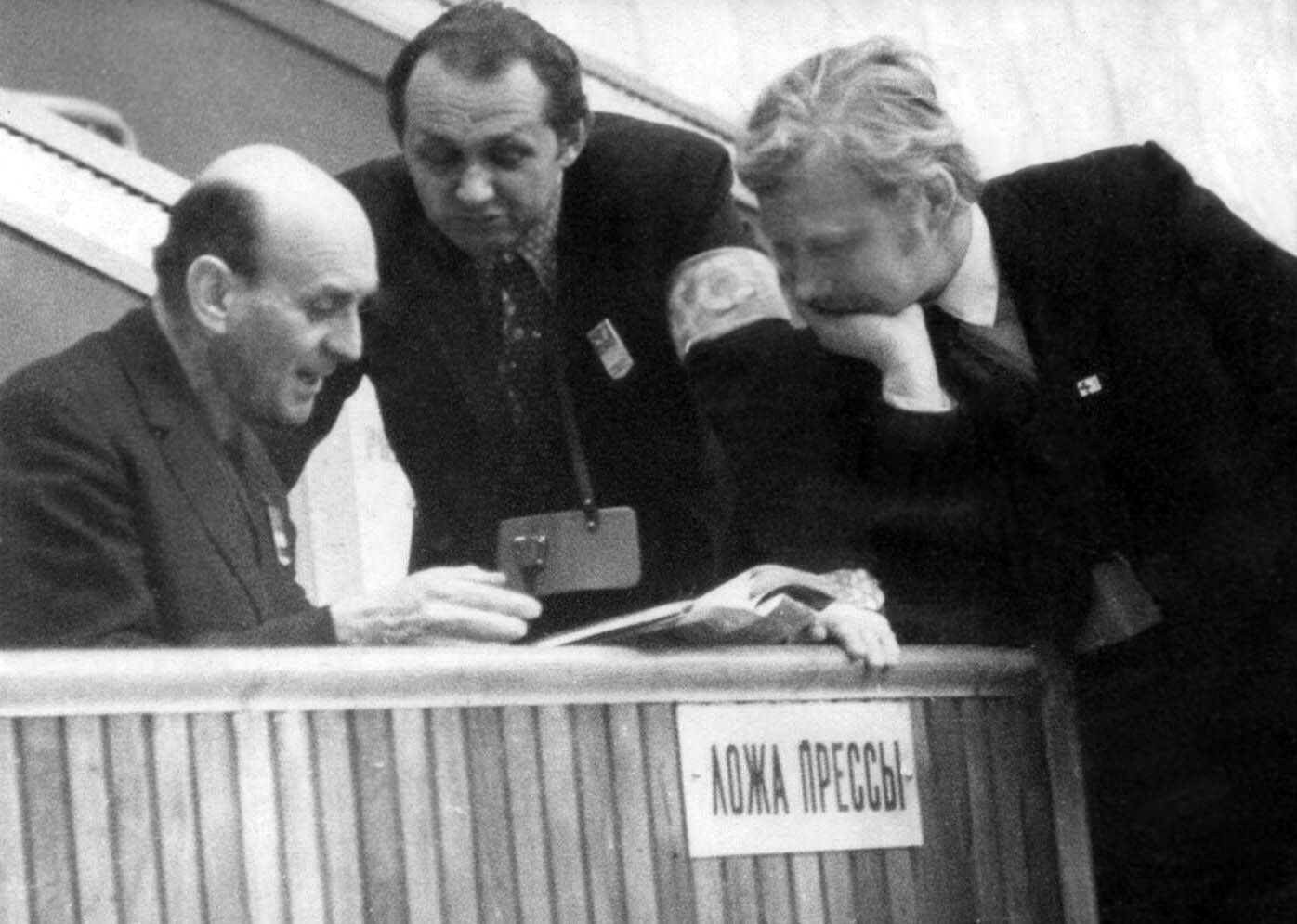 На фото (слева направо): редактор Г. Долгопятов, операторы Георгий Серов и Георгий Завьялов. Фото из личного архива Г. Завьялова.