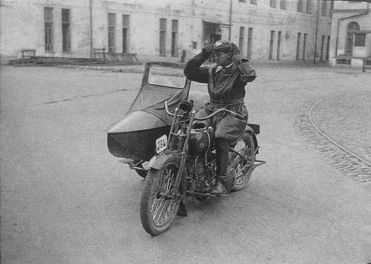 Алексей Ган на мотоцикле. 1924 год. Фото Александра Родченко.