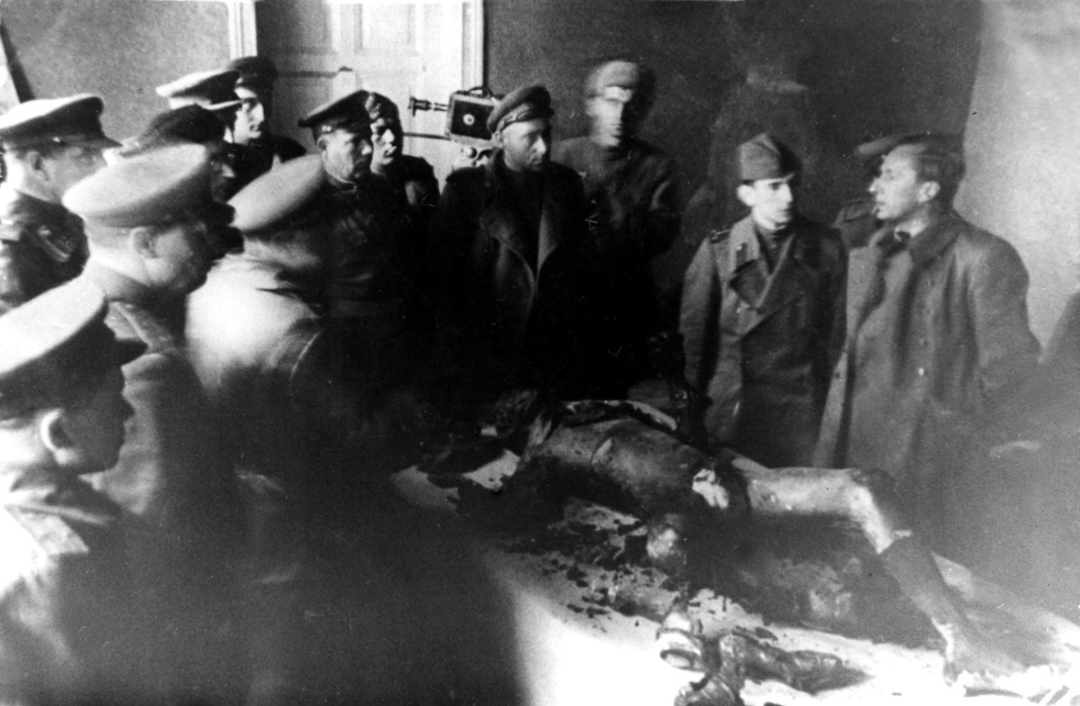 Кинооператор М. Шнейдеров (стоит в центре; за спиной кинокамера Дебри) у трупа Геббельса. Май 1945 года. Фото из архива Игоря Шнейдерова (сына М. Шнейдерова).