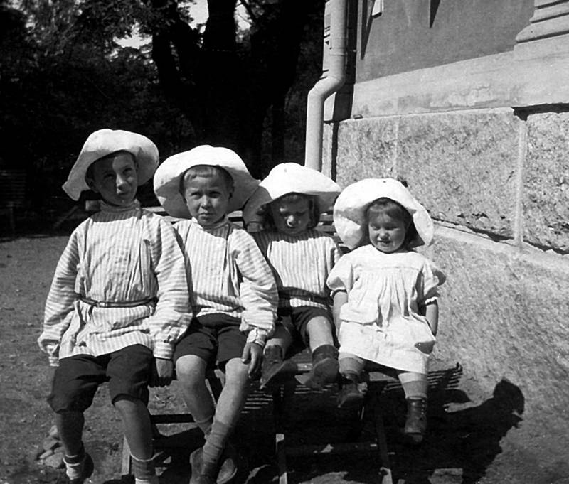 Дети Льва Львовича (слева направо): Павел, Никита, Пётр и Нина. Около 1908 года. Фото: «Общественное достояние».