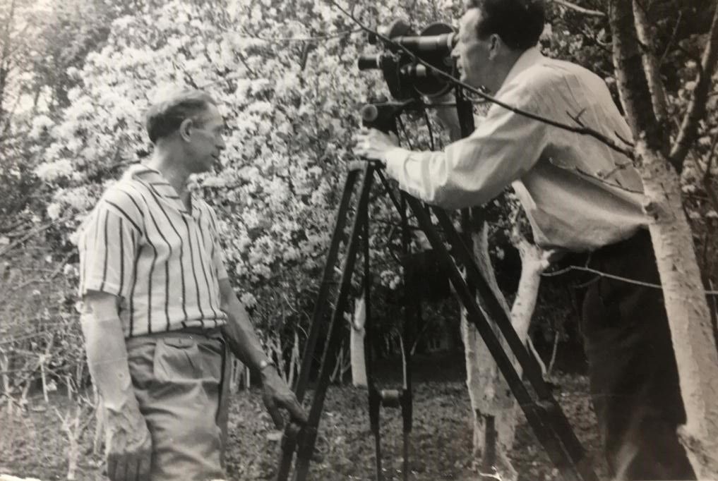 На фото (слева направо): Исаак Либерман и оператор Георгий Епифанов. Фото из семейного архива Н.И. Межерицкой.