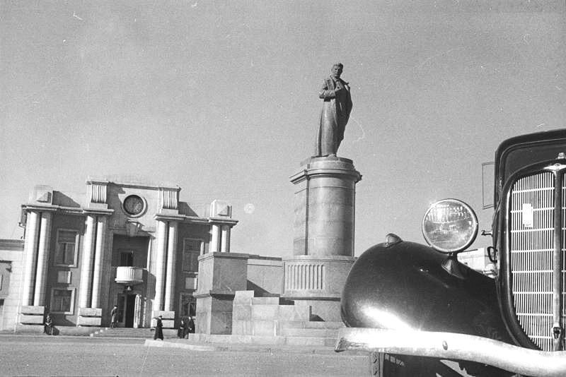 Площадь завооуправления. Вид на главную проходную. Магнитогорский металлургический завод им. И. В. Сталина. 1937 год. Автор фото: В. Микоша. Источник фото: МАММ / МДФ.