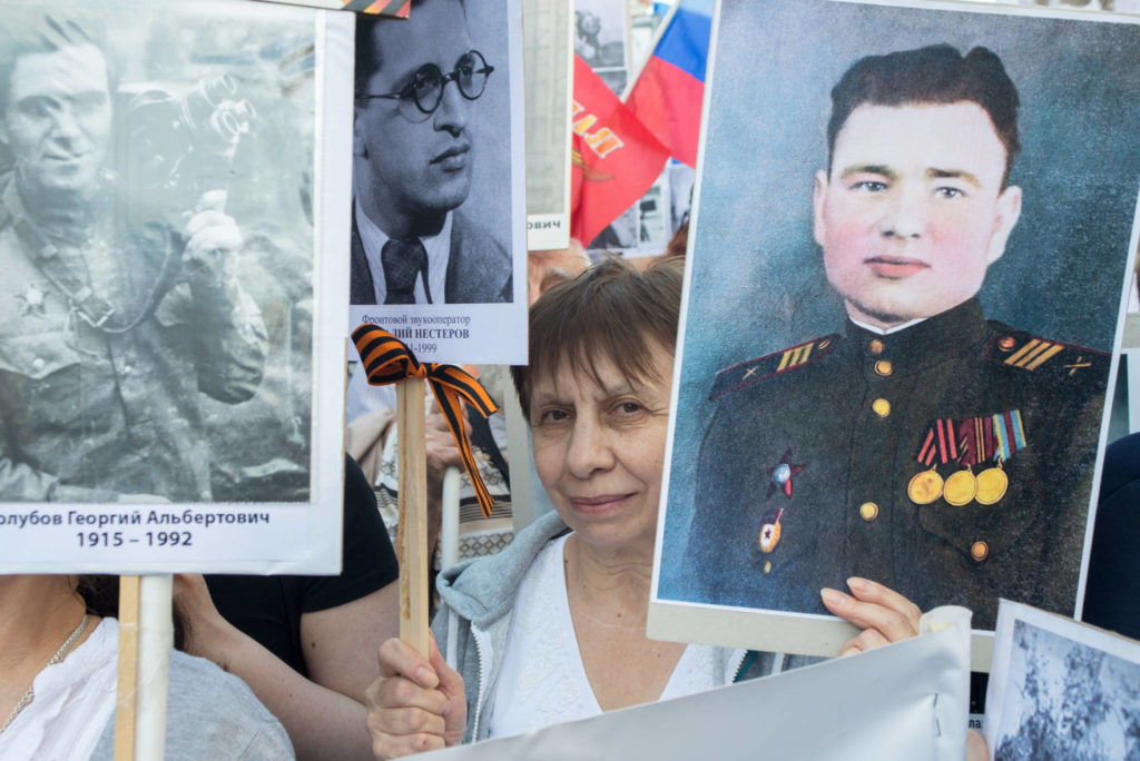  Вера Зайцева (племянница Виталия Нестерова) во время шествия «Бессмертного полка».