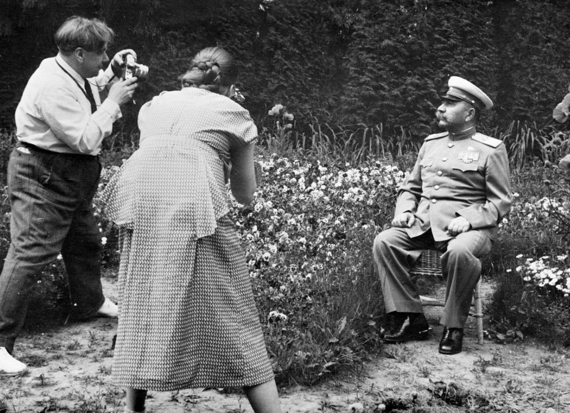 Борис Игнатович фотографирует Маршала Советского Союза С.М. Буденного. 