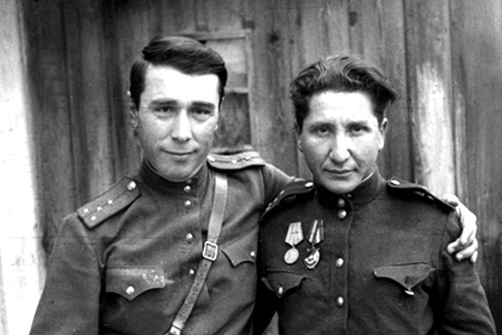 Фронтовые кинооператоры: Кенан Кутуб-заде (слева) и Николай Быков. 1943 год. 