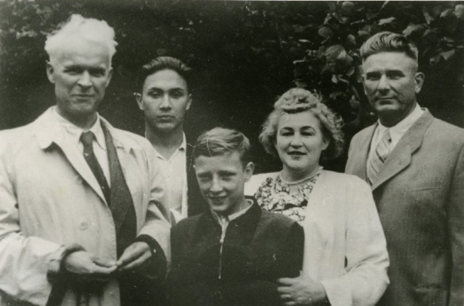 Кинорежиссер Довженко А.П. с семьей сестры Прасковьи. 1955 год. Источник фото: ГОСКАТАЛОГ.РФ.
