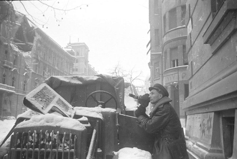 Февраль 1945 года. Кинооператор А.А. Лебедев ведёт съёмку на улице Будапешта. Фото: РГАКФД.