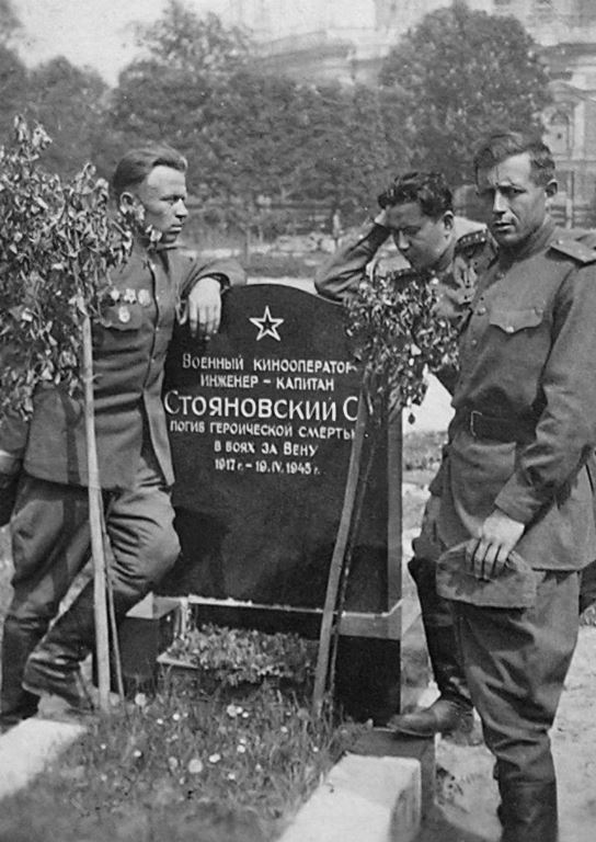 Оператор Иван Чикноверов (второй справа) на могиле Семена Стояновского в Вене. Фото из архива В.И. Фомина (Музей кино).
