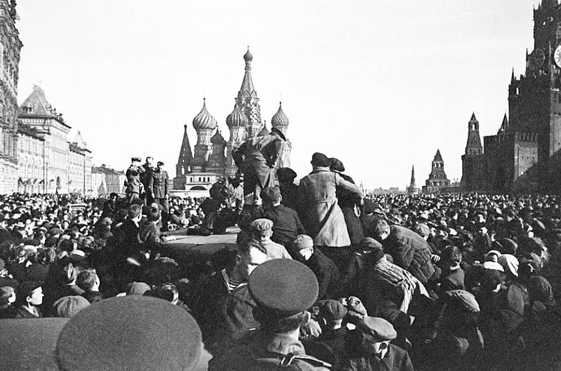 Москва. Рано утром на Красной площади 9 мая 1945 года — в день капитуляции фашистской Германии.