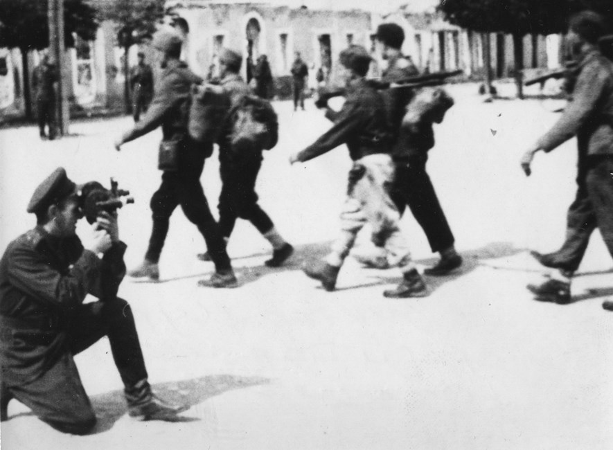 Кинооператор В. Муромцев снимает югославских партизан. 1944 год. Фото из частного архива.
