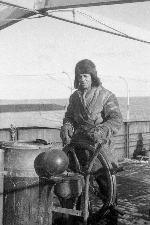 Оператор Марк Трояновский на «Литке». 1933 год. Фото из архива А.М. Трояновского.