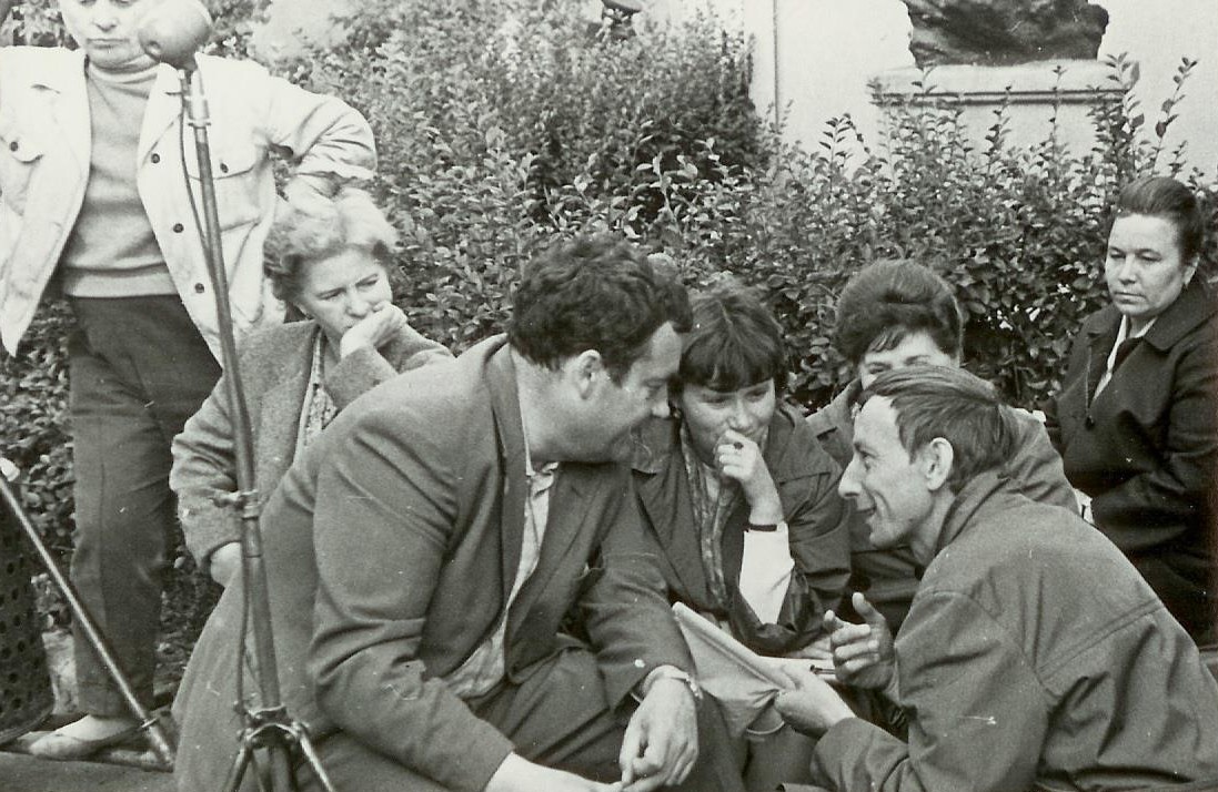 На съёмках БЕРЕГИСЬ АВТОМОБИЛЯ (1966). Папа, мама и Алексей Коренев, работавший на картине вторым режиссером.
