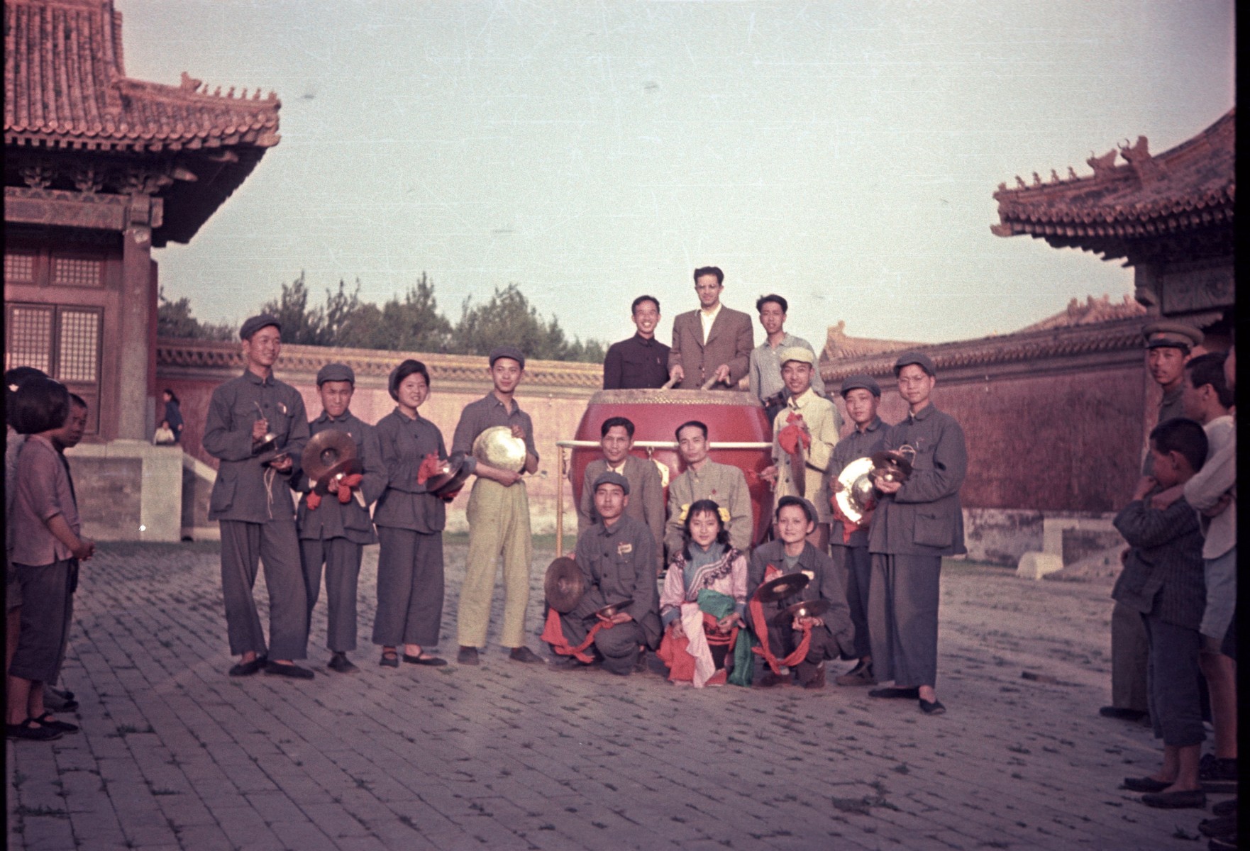 Звукооператор Виталий Нестеров (в центре на фото). КНР. 1949 год. 