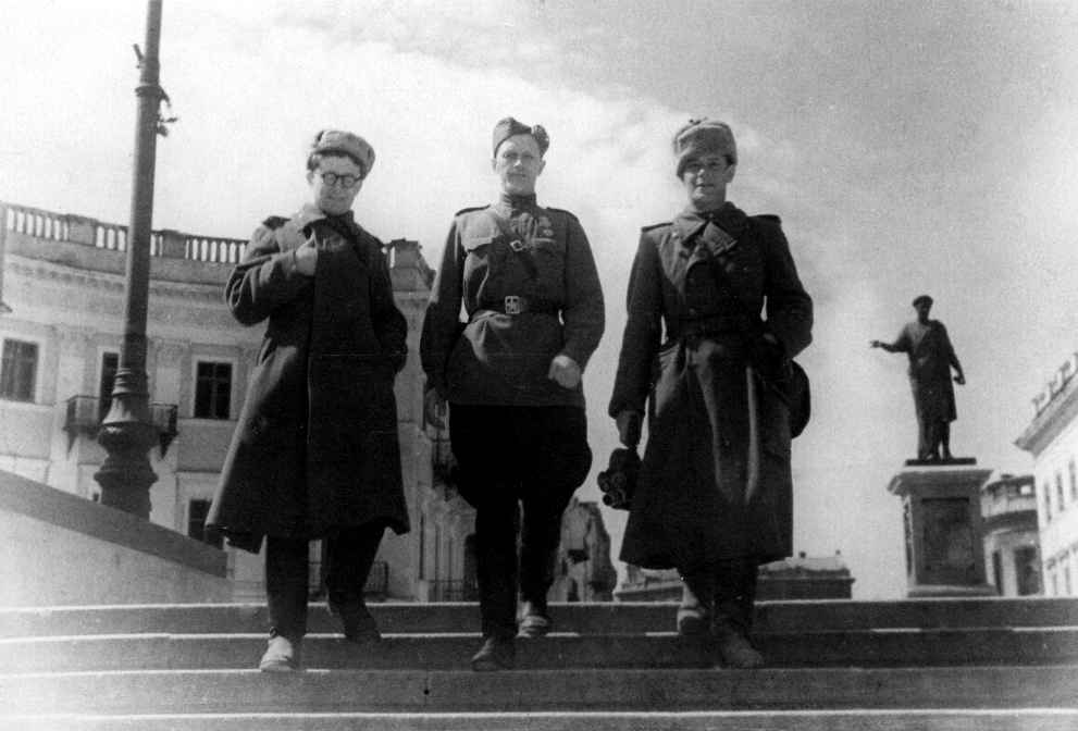Александр Брантман (справа на фото) с киногруппой в Одессе. Апрель 1944 года. Фото из семейного архива Е.А. Немировой.