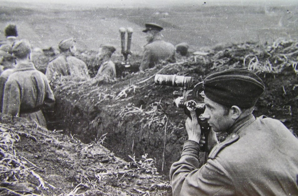 Оператор В. Орлянкин снимает в Карпатах. Действующая армия. 1944 год. Фото из личного архива В.И. Фомина.