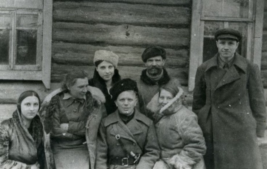Кинооператоры Союзкинохроники среди партизан. Март 1943 года. На фото (сидят): Мария Сухова (вторая слева), Оттилия Рейзман (справа на фото). Источник: ГОСКАТАЛОГ.РФ (№ 5831118).