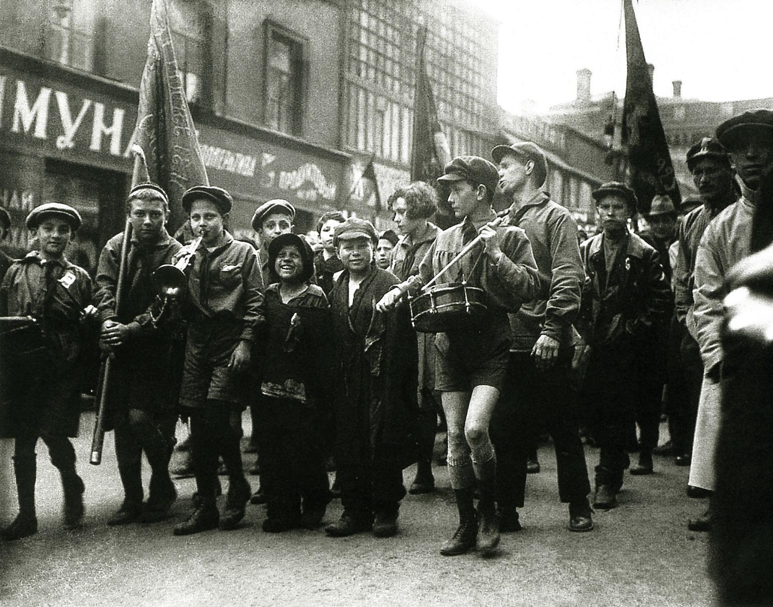 Беспризорники и пионеры на первомайской демонстрации. Предположительно 1 мая 1927 года. Автор фото: Борис Игнатович. Источник: МАММ / МДФ.