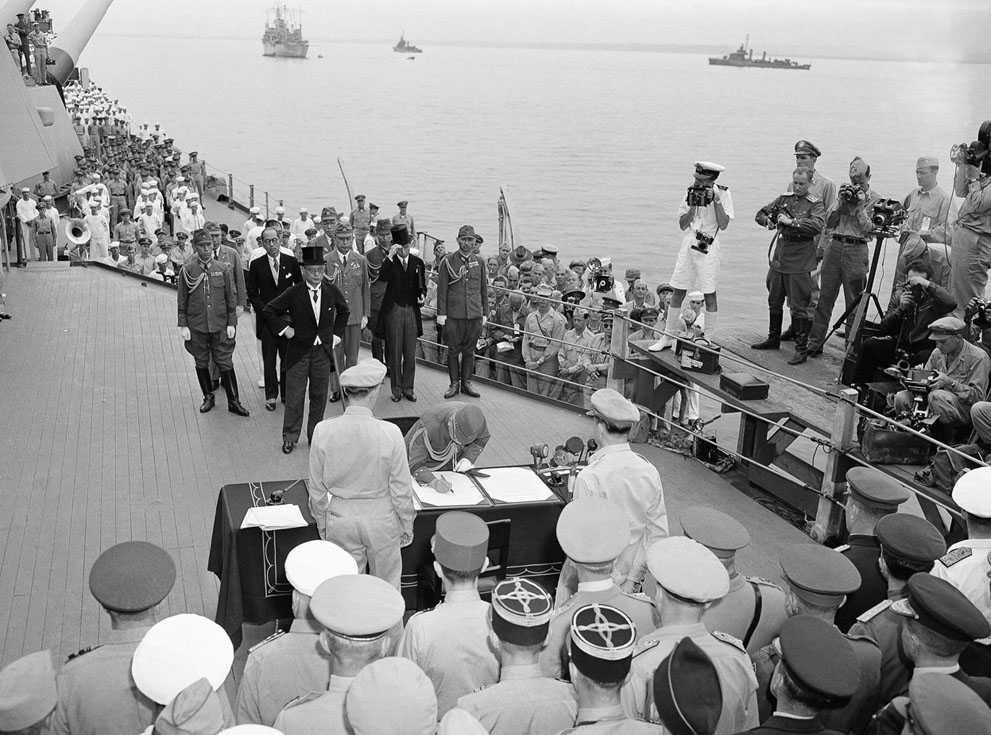 Подписание документов о капитуляции на борту линкора Миссури ВМФ США в бухте Токио, 2 сентября 1945 года. Фото: Общественное достояние.